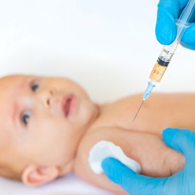 Kabinet gaat baby’s RSV-prik aanbieden, die niet zonder risico’s is