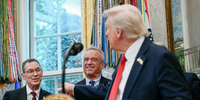 “Ongelooflijke zet” Trump en Kennedy wekken woede met Pfizer-deal 